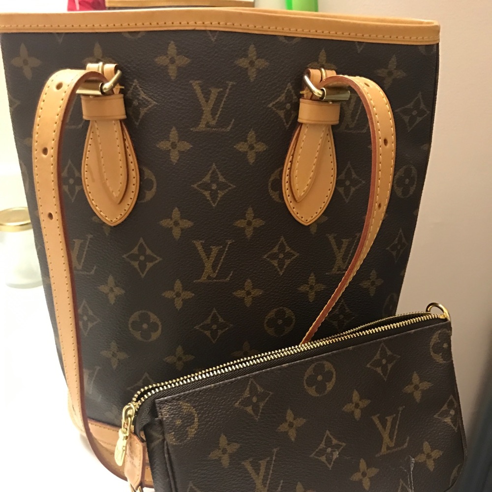 Petite Louis Vuitton Bucket size 10x9x6"